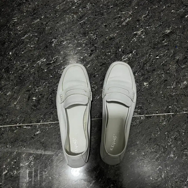 [SOLD OUT] 흐꺙 헤마 Hema 37 (Blanc Cuir)