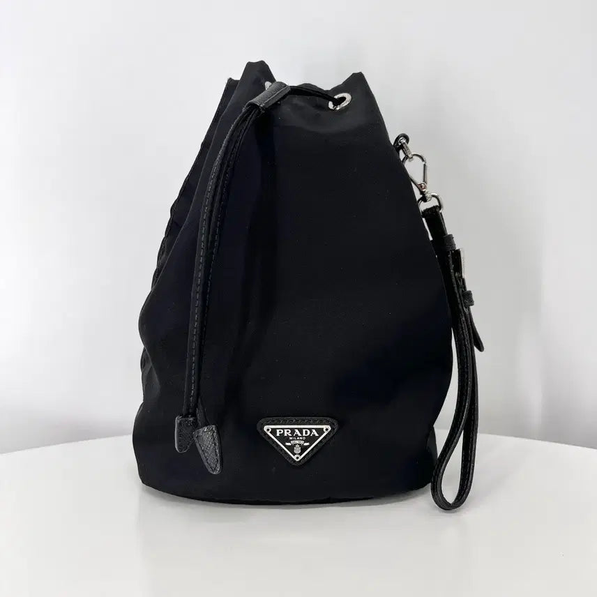 [SOLD OUT] [100%정품] 프라다 나일론 삼각로고 버킷 파우치 블랙