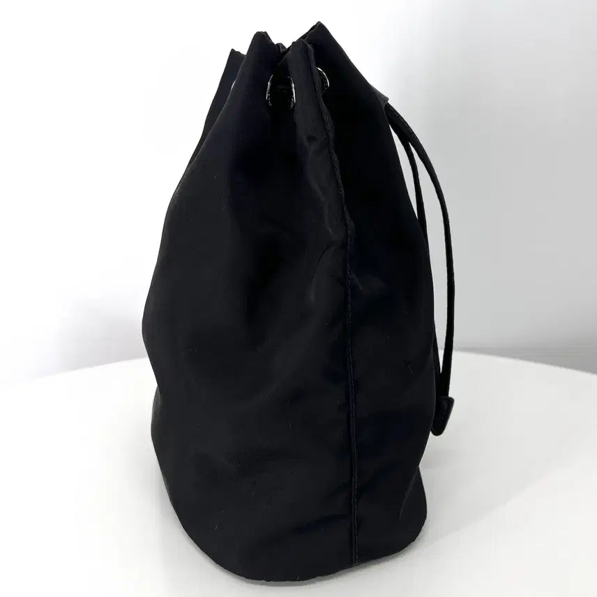 [SOLD OUT] [100%정품] 프라다 나일론 삼각로고 버킷 파우치 블랙