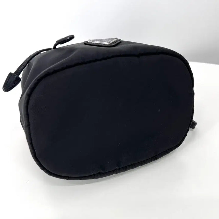 [SOLD OUT] [100%정품] 프라다 나일론 삼각로고 버킷 파우치 블랙