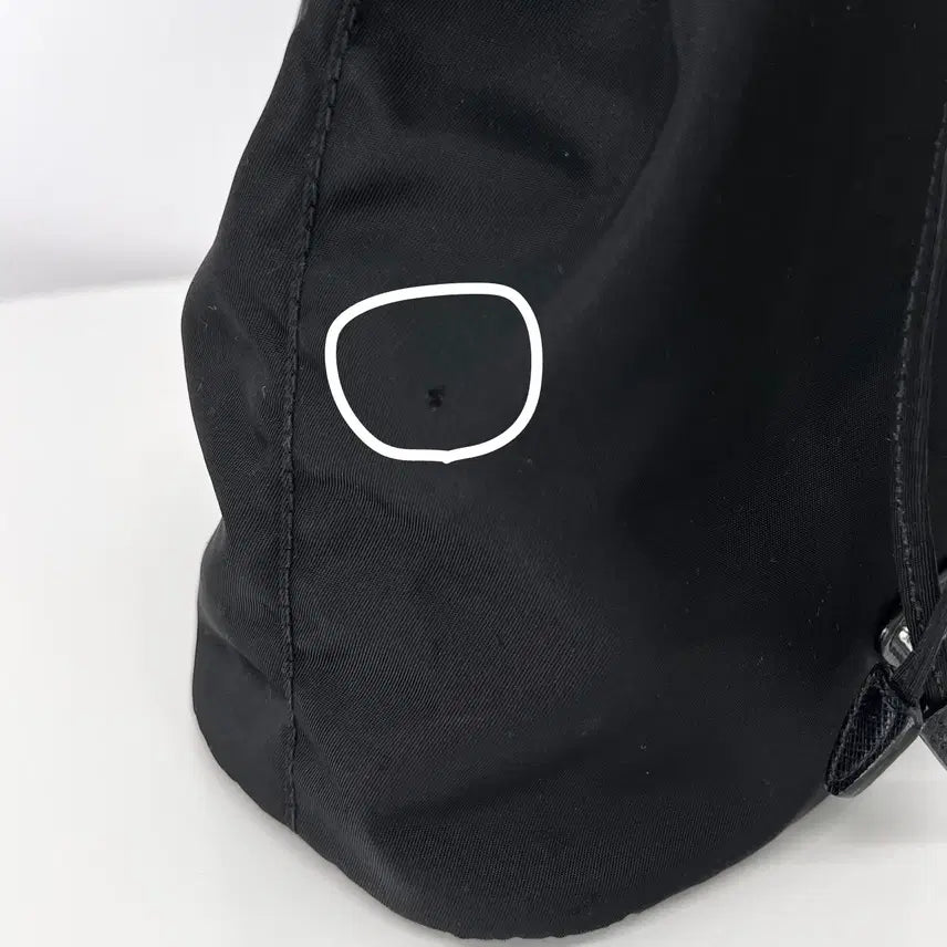 [SOLD OUT] [100%정품] 프라다 나일론 삼각로고 버킷 파우치 블랙