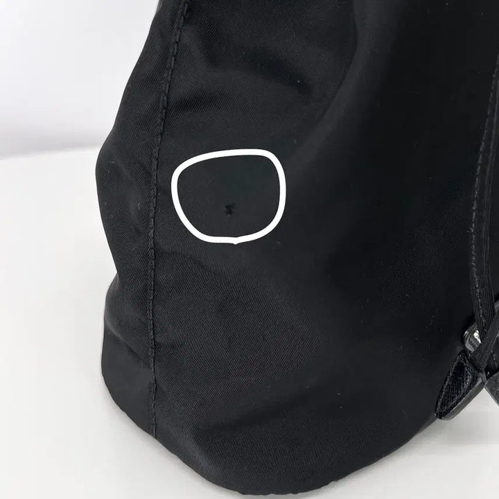 [SOLD OUT] [100%정품] 프라다 나일론 삼각로고 버킷 파우치 블랙