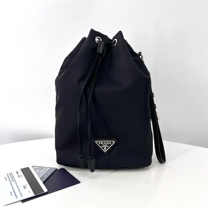 [SOLD OUT] [100%정품] 프라다 나일론 삼각로고 버킷 파우치 블랙 (1NE369)