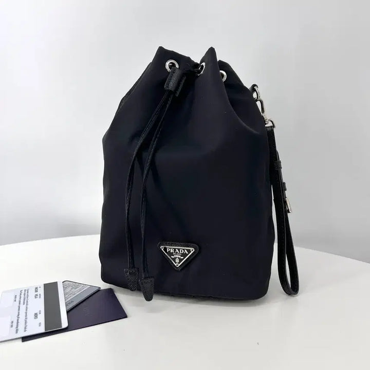 [SOLD OUT] [100%정품] 프라다 나일론 삼각로고 버킷 파우치 블랙 (1NE369)