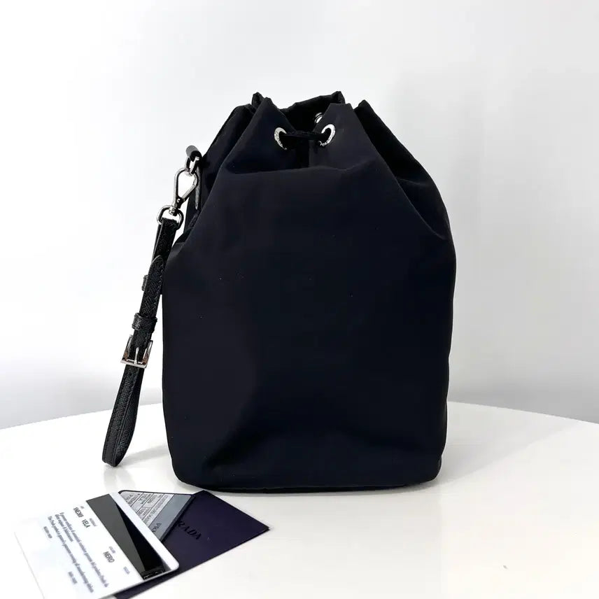 [SOLD OUT] [100%정품] 프라다 나일론 삼각로고 버킷 파우치 블랙 (1NE369)