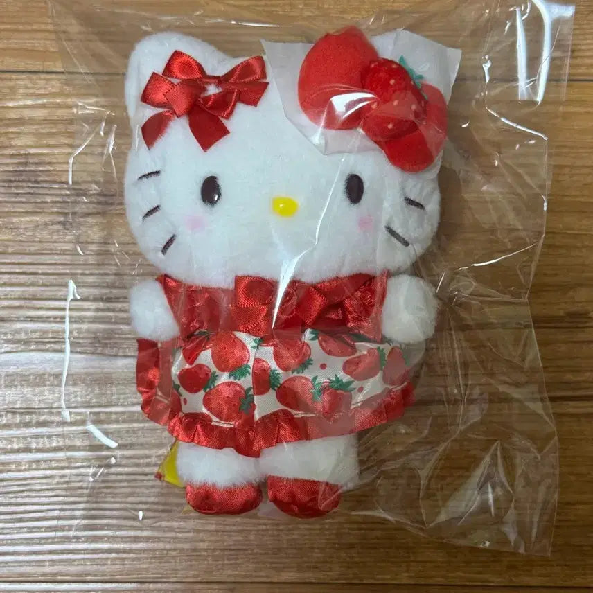 [SOLD OUT] 헬로키티 딸기 인형 마코