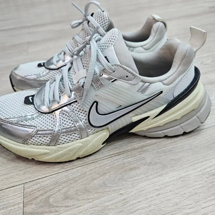 [SOLD OUT] 나이키 V2K 런 서밋 메탈릭실버