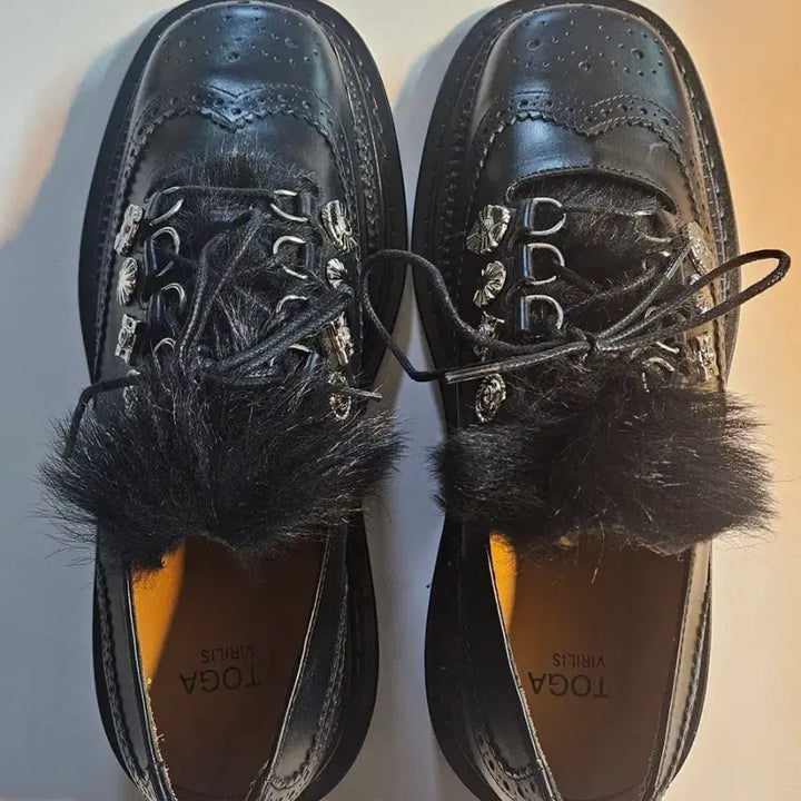 [BUNJANG] TOGA VIRILIS Fur Embellished Wingtip Shoes / TOGA VIRILIS 블랙 퍼 장식 윙팁 슈즈 41(새상품)