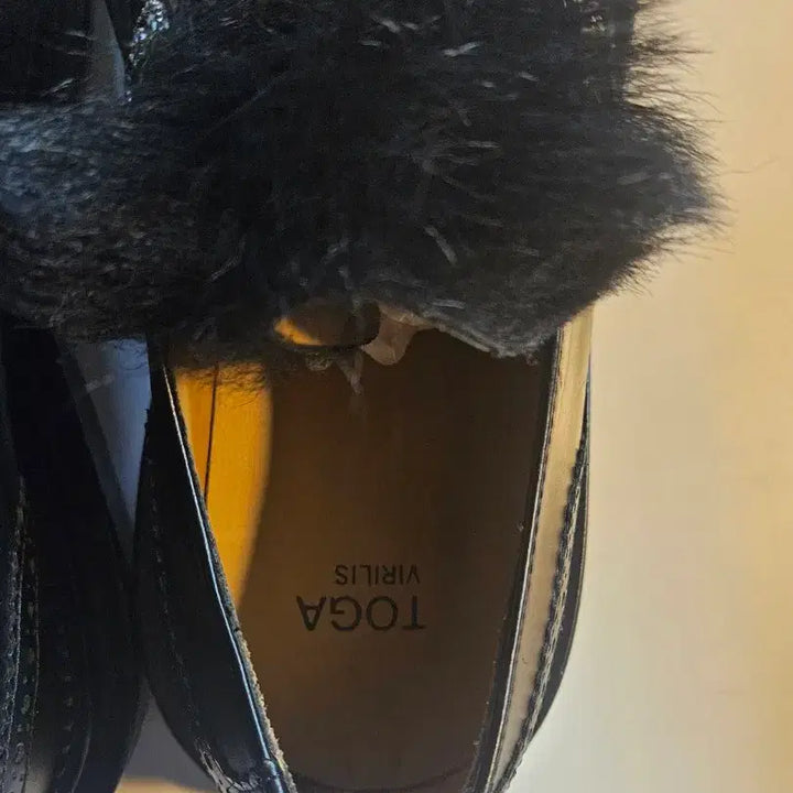 [BUNJANG] TOGA VIRILIS Fur Embellished Wingtip Shoes / TOGA VIRILIS 블랙 퍼 장식 윙팁 슈즈 41(새상품)