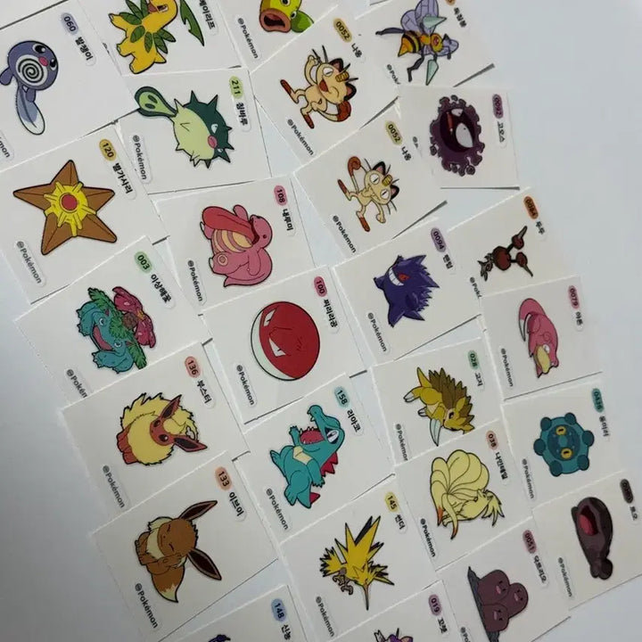 [SOLD OUT] 포켓몬 띠부씰 37개 장당 천원 + 서비스 30개(짱구,메이플 등)