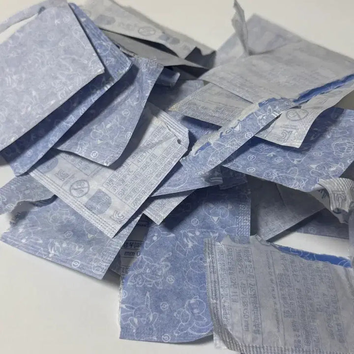 [SOLD OUT] 포켓몬 띠부씰 37개 장당 천원 + 서비스 30개(짱구,메이플 등)