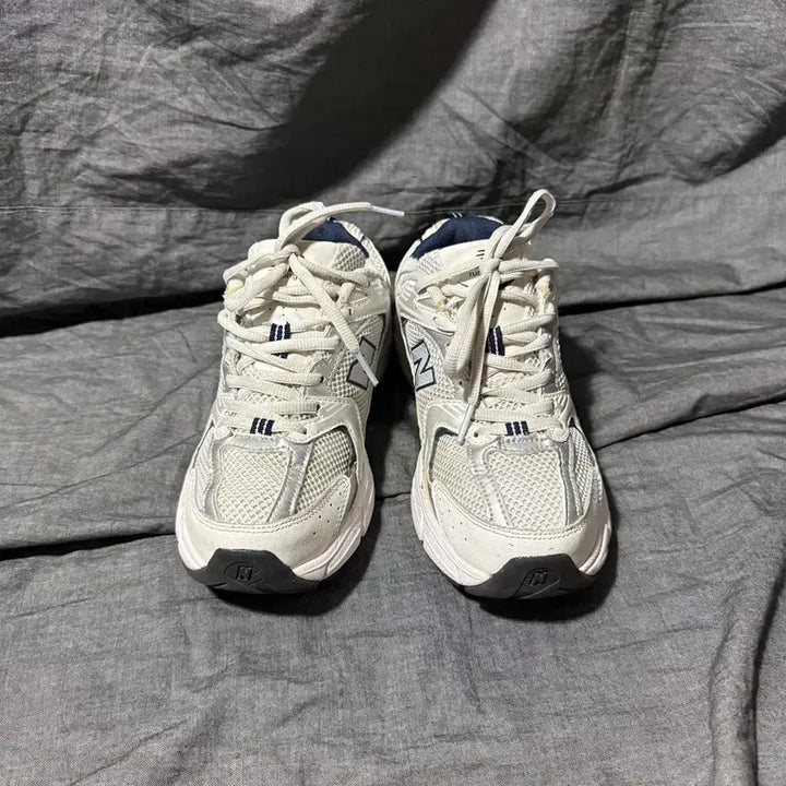 [SOLD OUT] New Balance MR530SG Sz 6(240)