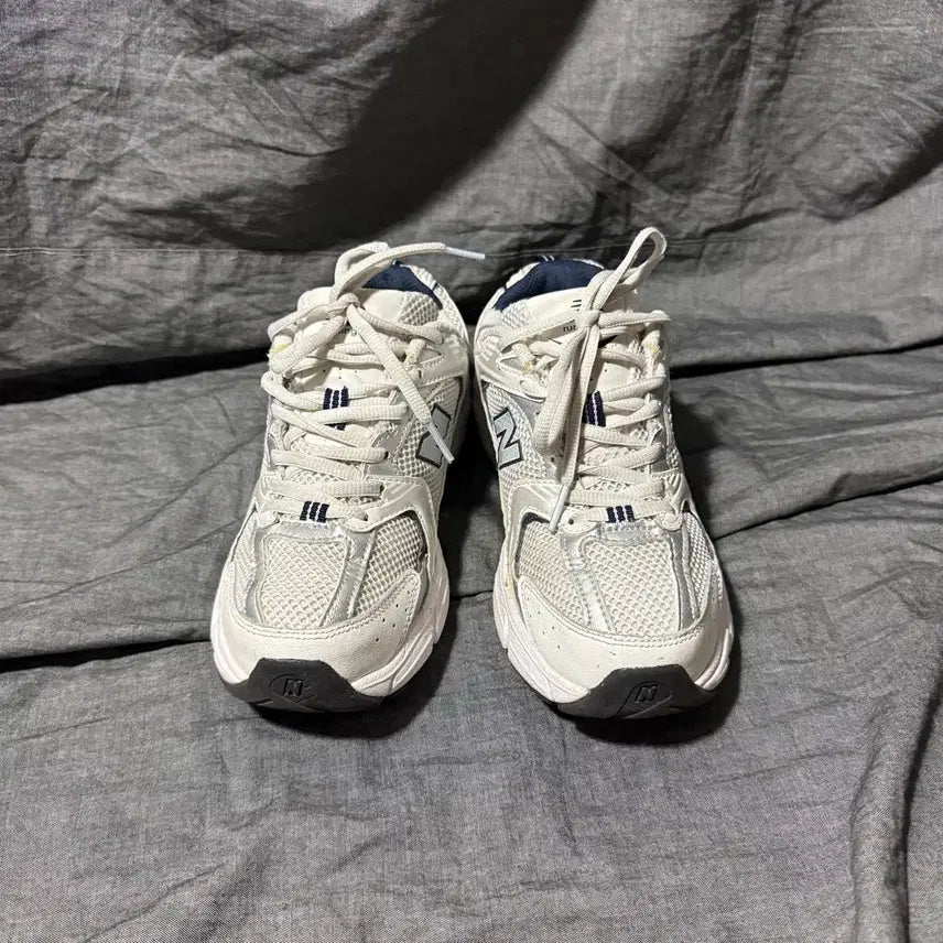 [SOLD OUT] New Balance MR530SG Sz 6(240)