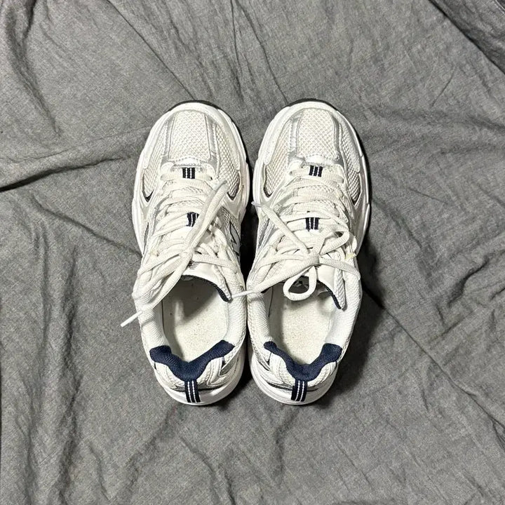 [SOLD OUT] New Balance MR530SG Sz 6(240)