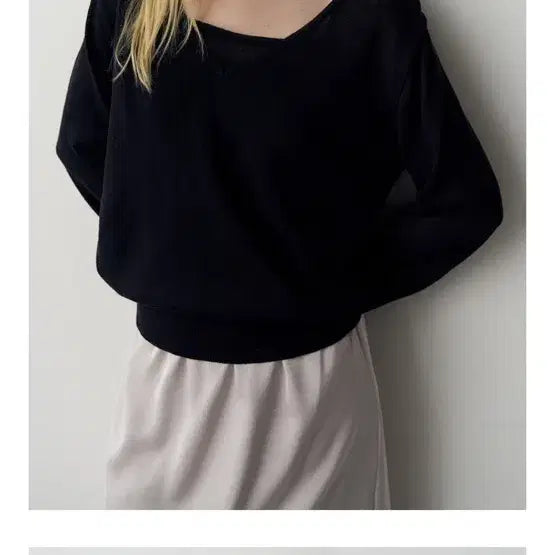 [SOLD OUT] 새상품 토르테 딥 네이비 V넥 니트
