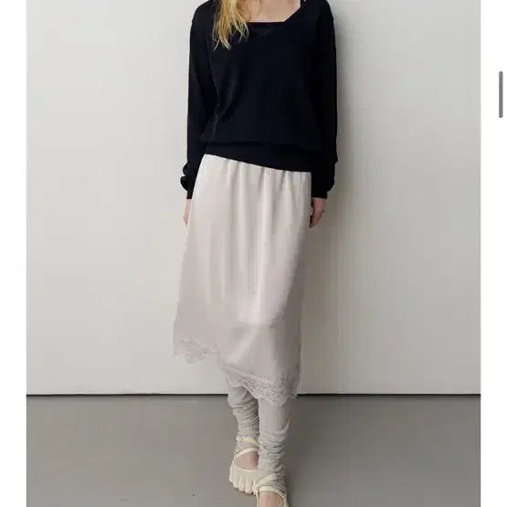 [SOLD OUT] 새상품 토르테 딥 네이비 V넥 니트