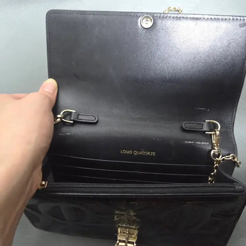 [BUNJANG] Louis Quatorze Enamel Mini Logo Chain Bag Black / 루이까또즈 에나멜 미니 로고 체인백 블랙