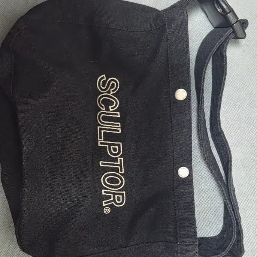 [BUNJANG] SCULPTOR Big Buckle Messenger Bag - Black / 스컬프터(SCULPTOR) 빅 버클 메신저백 - 블랙