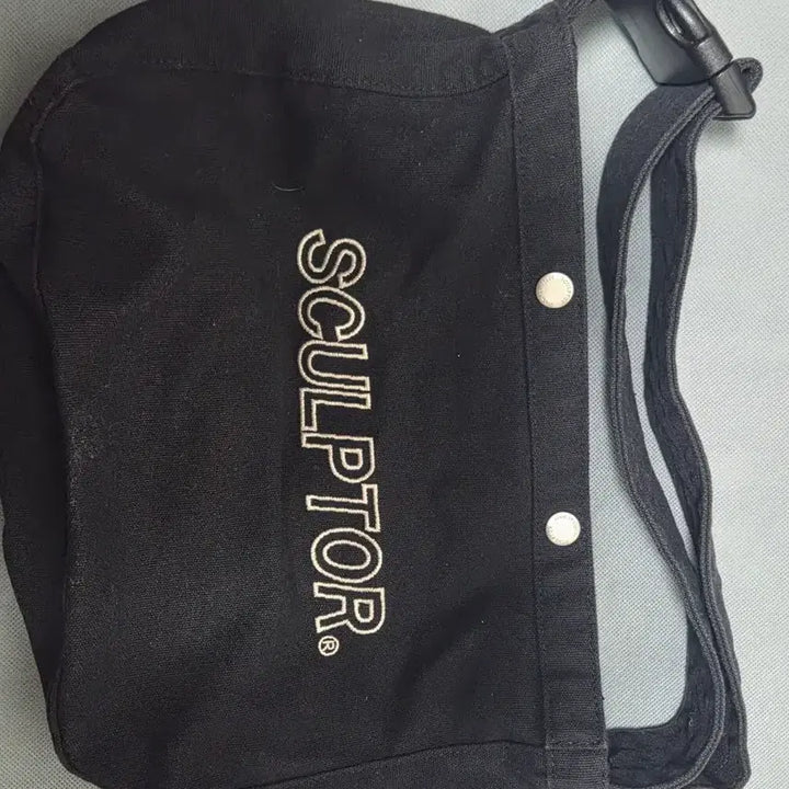 [BUNJANG] SCULPTOR Big Buckle Messenger Bag - Black / 스컬프터(SCULPTOR) 빅 버클 메신저백 - 블랙