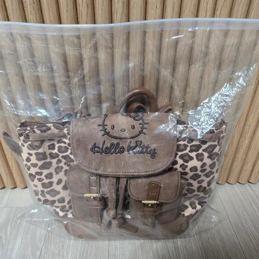 [BUNJANG] Hello Kitty Leopard Suede Mini Backpack Tote Bag / 헬로키티 백팩 미니 레오파드 호피 스웨이드 토트백 핸드백