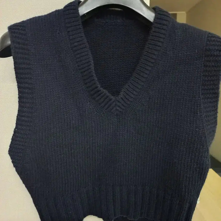[BUNJANG] Avely V-Neck Crop Knit Vest / 에이블리 브이넥 크롭 니트조끼 교신가능