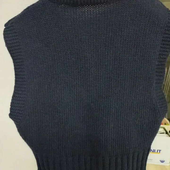 [BUNJANG] Avely V-Neck Crop Knit Vest / 에이블리 브이넥 크롭 니트조끼 교신가능