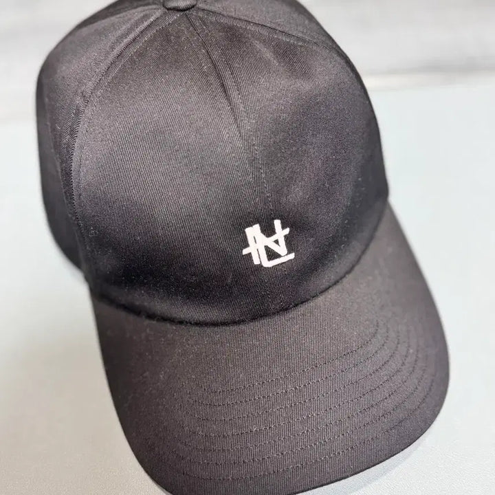 [SOLD OUT] 나나미카 치노 로고 자수 볼캡 블랙