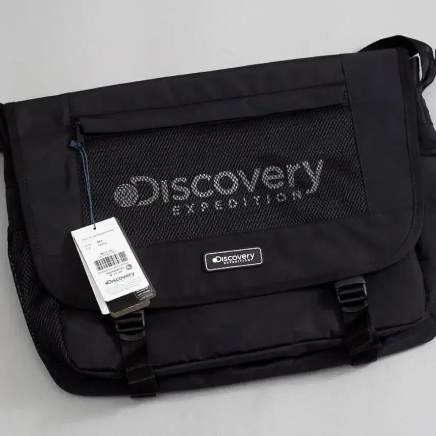 [BUNJANG] Discovery Like Air Shift Messenger Bag - Black / 디스커버리 라이크 에어 시프트 메신저백 블랙