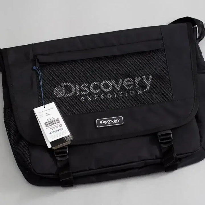 [BUNJANG] Discovery Like Air Shift Messenger Bag - Black / 디스커버리 라이크 에어 시프트 메신저백 블랙