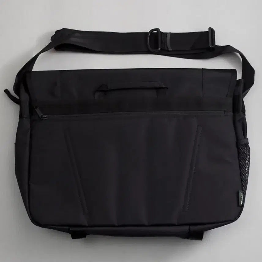 [BUNJANG] Discovery Like Air Shift Messenger Bag - Black / 디스커버리 라이크 에어 시프트 메신저백 블랙