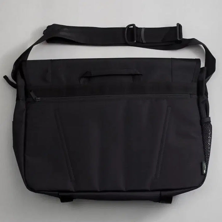 [BUNJANG] Discovery Like Air Shift Messenger Bag - Black / 디스커버리 라이크 에어 시프트 메신저백 블랙