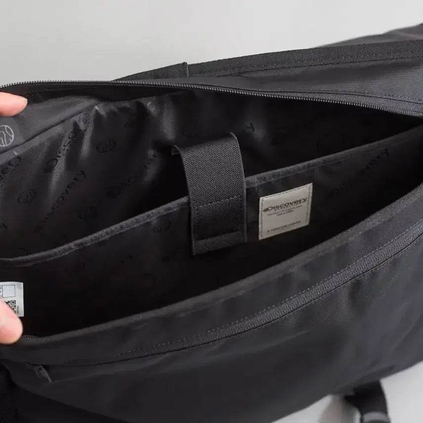 [BUNJANG] Discovery Like Air Shift Messenger Bag - Black / 디스커버리 라이크 에어 시프트 메신저백 블랙
