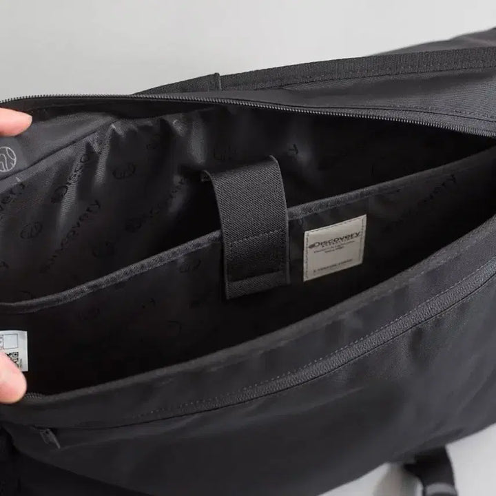 [BUNJANG] Discovery Like Air Shift Messenger Bag - Black / 디스커버리 라이크 에어 시프트 메신저백 블랙