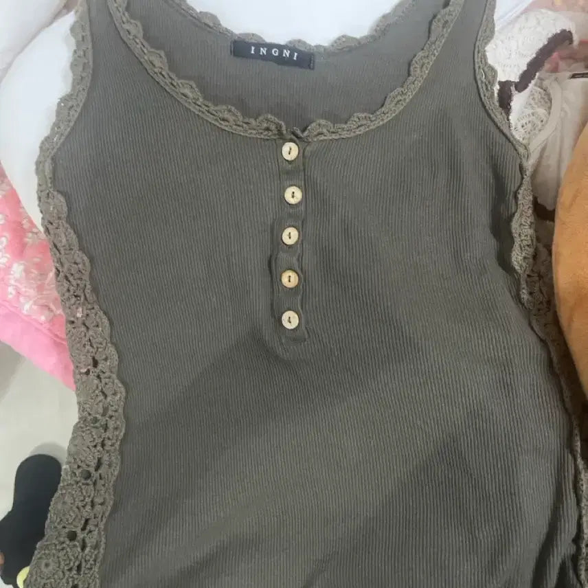 [BUNJANG] Mikohaouse Vintage Crochet Tank Top / 미코하우스 빈티지 나무단추 코로셰 나시