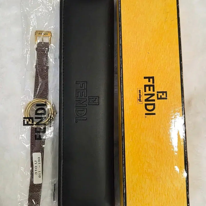[SOLD OUT] 거의새것ㅡ[정품]펜디 가죽시계