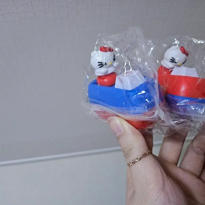 [BUNJANG] 헬로키티 보트 키캡 미개봉 두가지 색상 저렴하네 넘겨요 / 헬로키티 보트 키캡 미개봉 두가지 색상 저렴하네 넘겨요