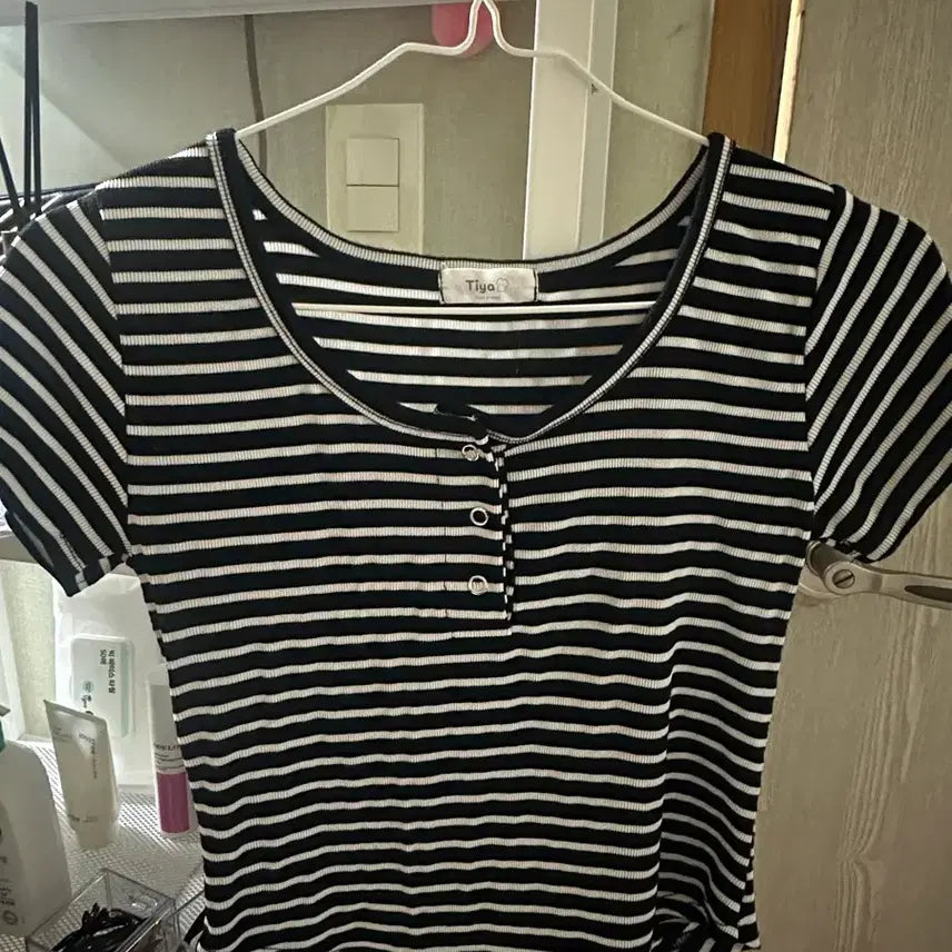 [SOLD OUT] Tiya 검/흰 스트라이프 반팔 티셔츠
