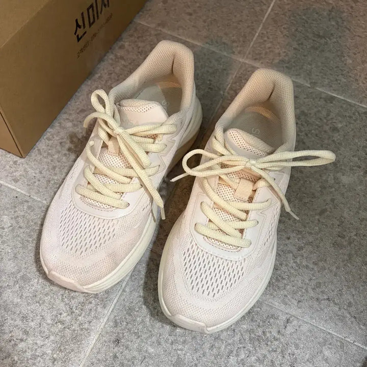 [SOLD OUT] 신미사 자세교정 운동화 착화 5회 미만