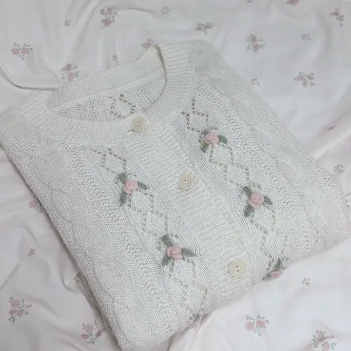 [BUNJANG] Vintage Ivory Cable Knit Rose Point Cardigan / 아이보리 꽈배기 로즈 빈티지 가디건 / 빈티지 모리걸 모리룩 로맨틱