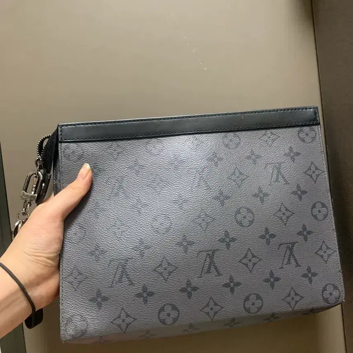 [BUNJANG] Louis Vuitton Monogram Shadow Leather Clutch with Keyring / 루이비통 클러치 키링 가격만 40