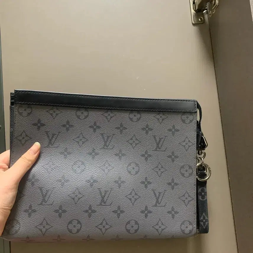 [BUNJANG] Louis Vuitton Monogram Shadow Leather Clutch with Keyring / 루이비통 클러치 키링 가격만 40