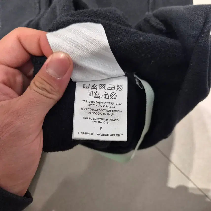 [SOLD OUT] 오프화이트 블랙 애로우 후드티 105