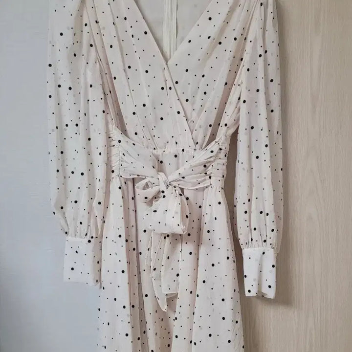 [BUNJANG] ZARA 도트 랩 셔링 벨트 원피스 / ZARA 도트 랩 셔링 브이넥 원피스