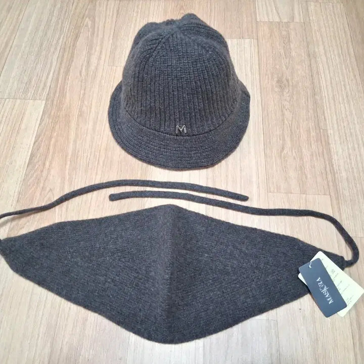 [BUNJANG] Maschera Bucket Hat and Earmuffs Set / 마스케라 버킷햇 모자와 귀가리개 세트