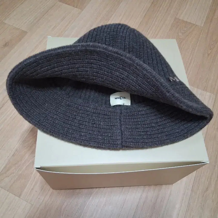 [BUNJANG] Maschera Bucket Hat and Earmuffs Set / 마스케라 버킷햇 모자와 귀가리개 세트