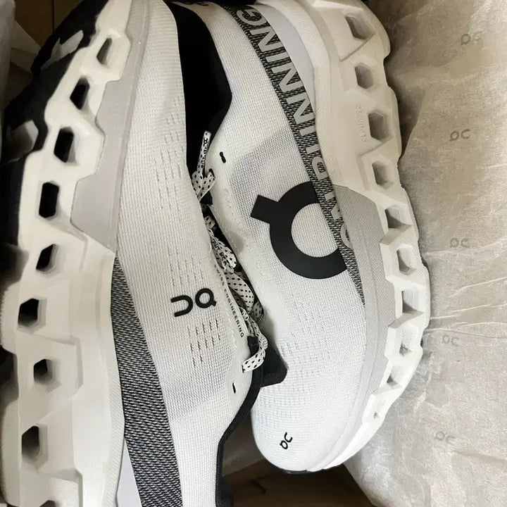 [SOLD OUT] On 온러닝 여성 클라우드 몬스터 올 화이트 240