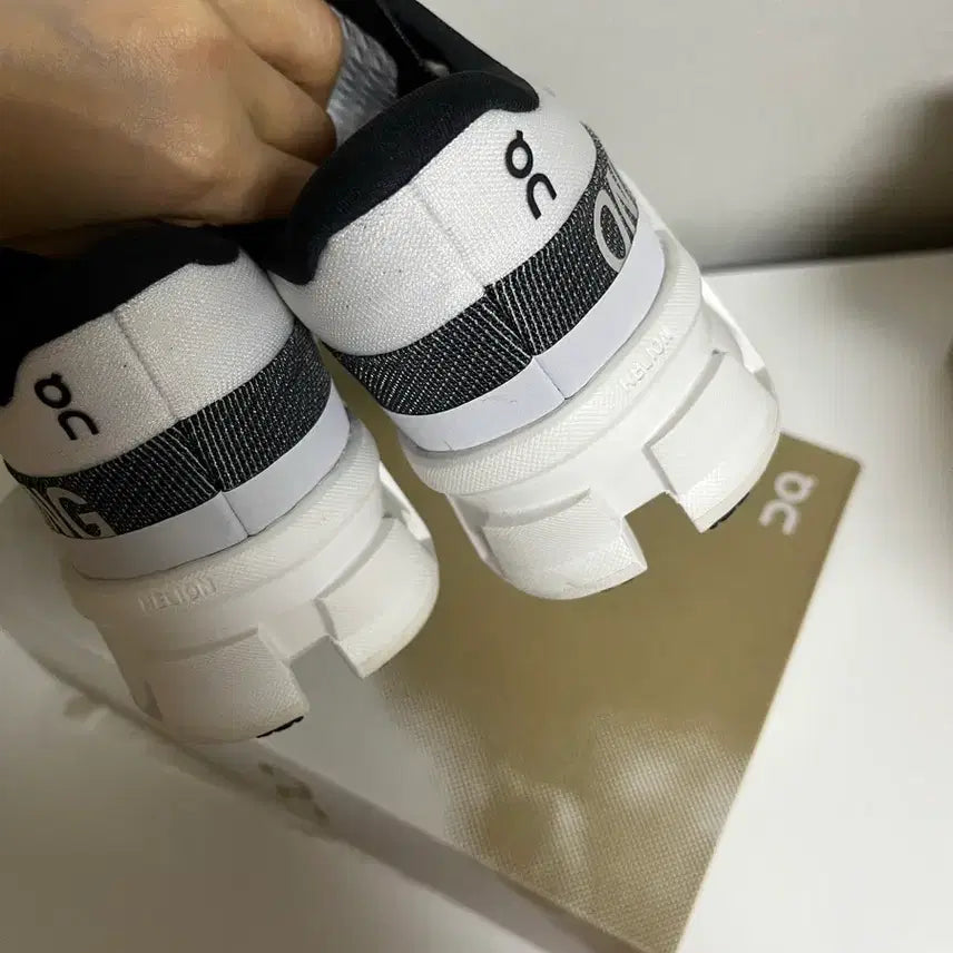[SOLD OUT] On 온러닝 여성 클라우드 몬스터 올 화이트 240