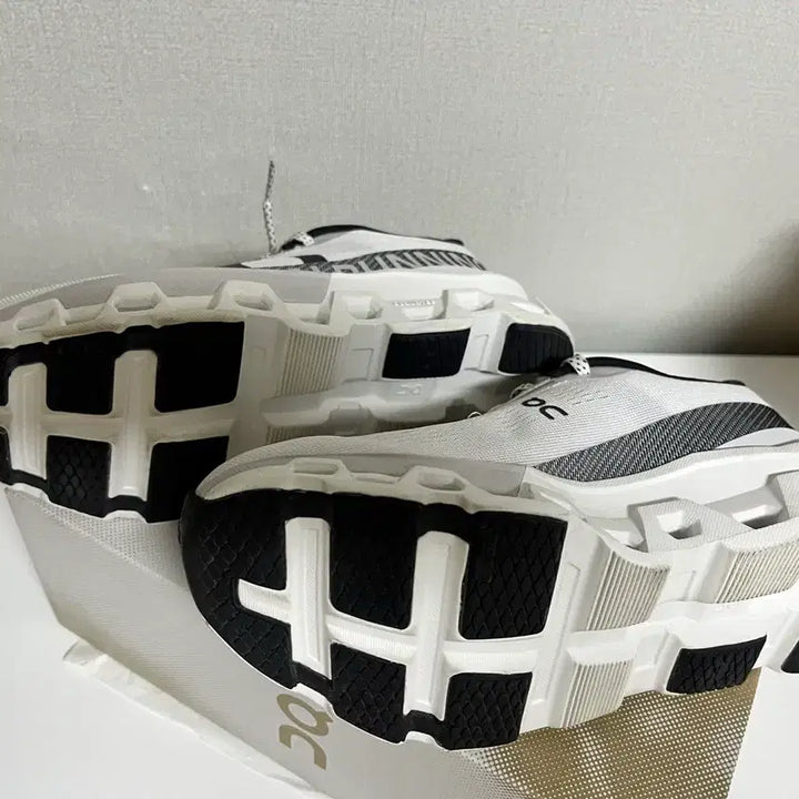 [SOLD OUT] On 온러닝 여성 클라우드 몬스터 올 화이트 240