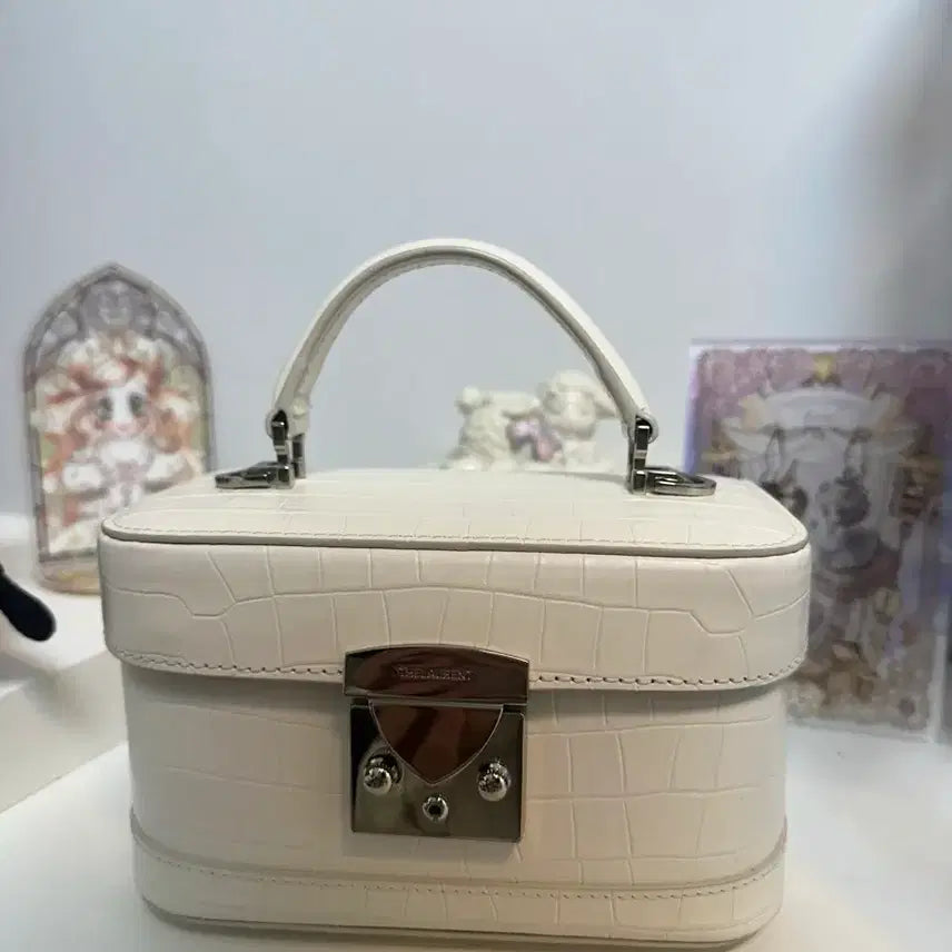 [BUNJANG] The Row Half Moon Ivory Croc Bag / 더로랑 하프문 아이보리