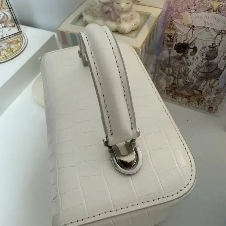 [BUNJANG] The Row Half Moon Ivory Croc Bag / 더로랑 하프문 아이보리